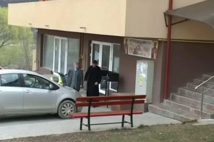 Biserica in bloc! Un preot a deschis o capela intr-un apartament de bloc in Floresti. Altarul e in bucatarie VIDEO 
