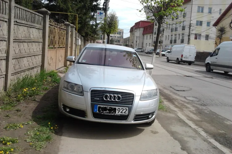 Un "smecheras" blocheaza trotuarul pe Oasului FOTO STIREA CITITORULUI