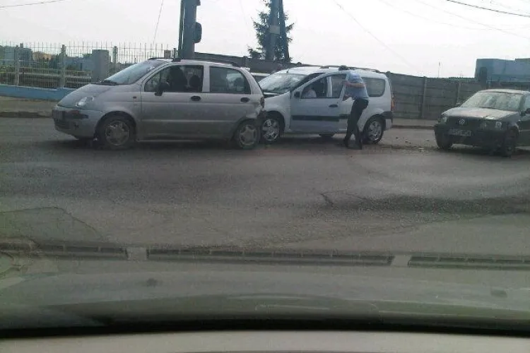 Accident pe strada Fabricii! Mai multe masini s-au ciocnit