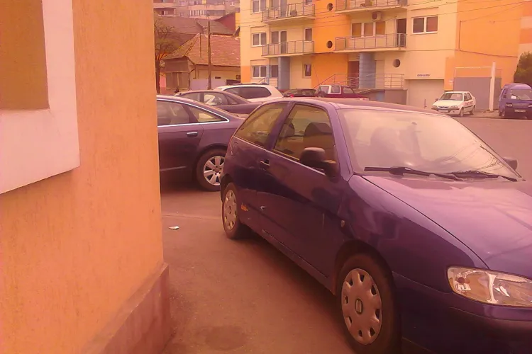Asa se parcheaza pe strada Livezii, direct trecerea de pietoni FOTO