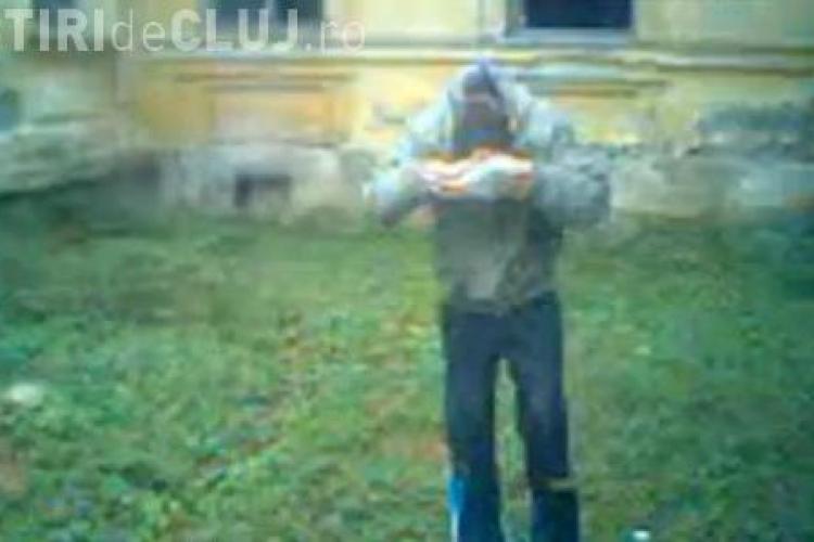 Un copil din Manastirea sparge tigle cu capul pentru a-si arata "vitejia" in fata prietenilor VIDEO