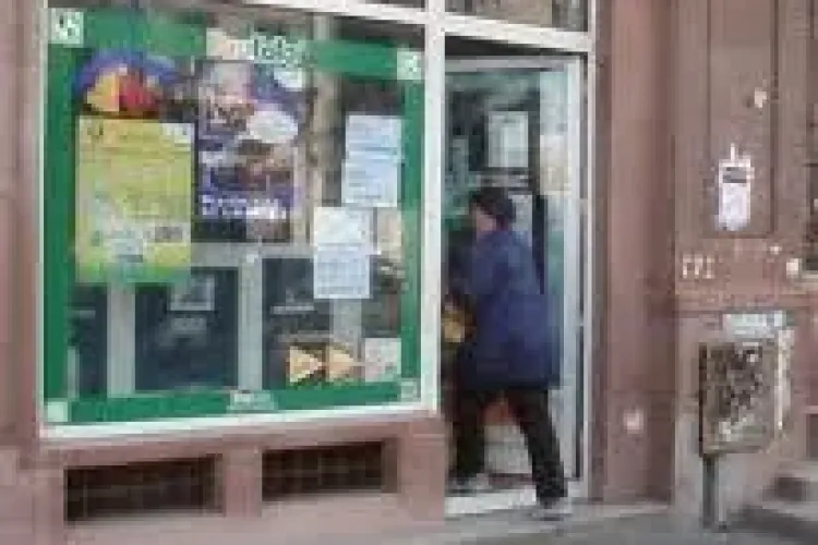 A vrut sa jefuiasca o agentie LOTO din Dej, dar de beat ce era, a adormit in timpul "actiunii" VIDEO