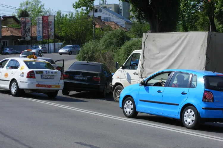 Accident pe Calea Turzii, in zona cimitirului Eroilor FOTO