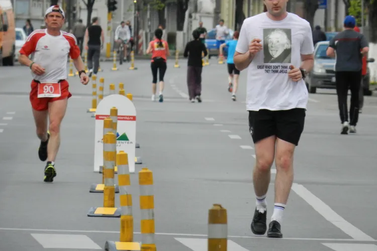 Un clujean a alergat cu spatele la Maratonul Clujului FOTO