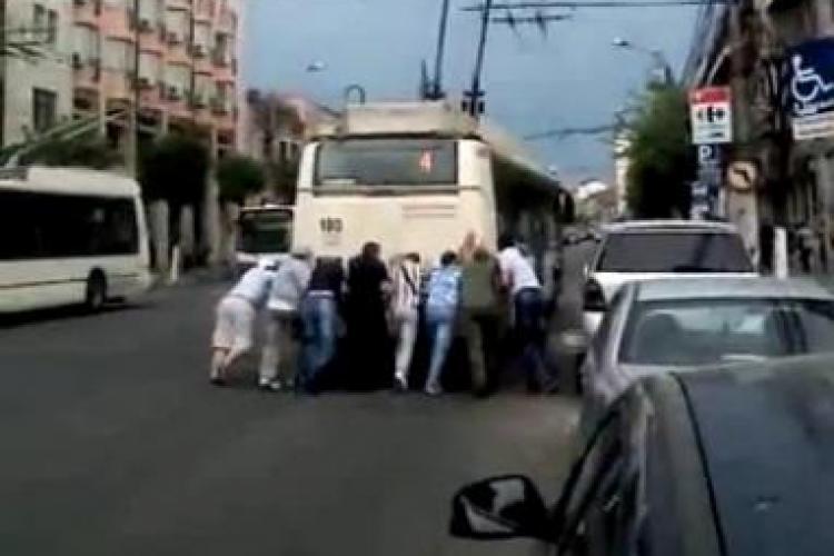 Au impins troleibuzul stricat in fata Prefecturii Cluj, pentru a debloca traficul VIDEO