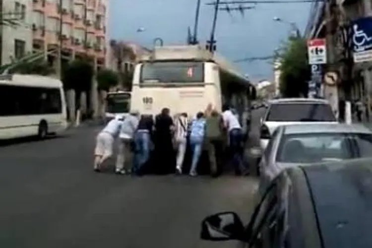 Au impins troleibuzul stricat in fata Prefecturii Cluj, pentru a debloca traficul VIDEO
