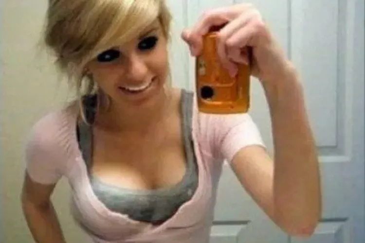 A vrut sa-si mareasca sanii in Photoshop, dar a cam dat gres! FOTO