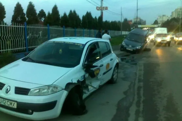 Accident in fata la Praktiker! Un taximetru si un Peugeot s-au lovit FOTO