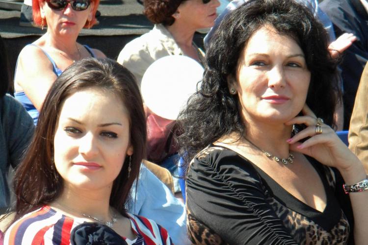 Cat de bine arata Mihaela Rozor, la 48 de ani! Cu fiica ei Oana a facut senzatie la Mitingul Aviatic de la Cluj FOTO