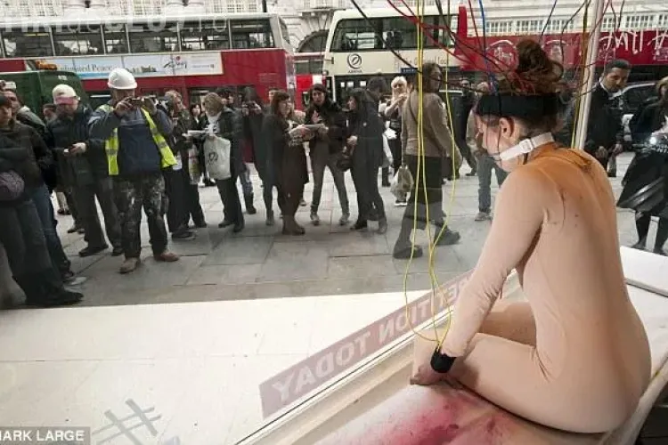 Cel mai socant protest din lume: injectata, fortata sa manance si rasa in cap! FOTO