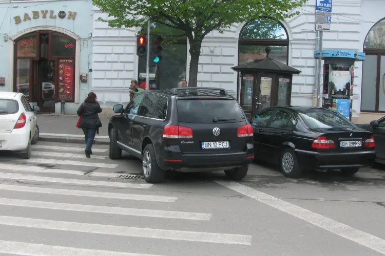 Vezi cum deputatul Ioan Olteanu si-a parcat masina ca un nesimtit chiar pe trecerea de pietoni! FOTO 