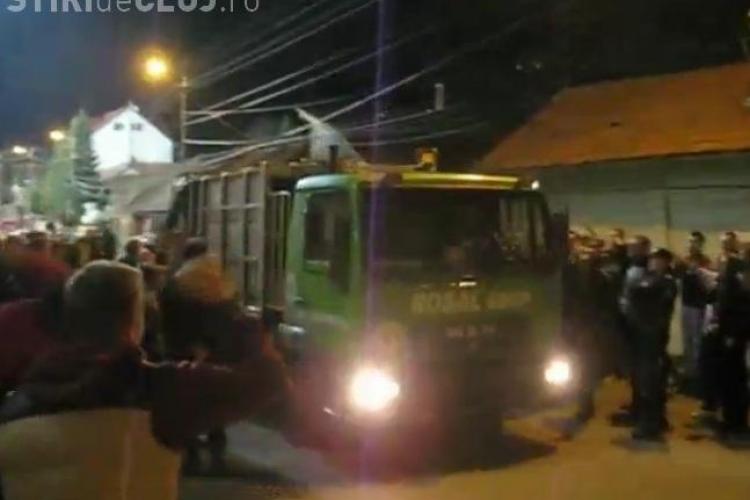 Umiliti cu Chiajna, suporterii CFR Cluj au ironizat U Cluj la trecerea unei masini de gunoi VIDEO