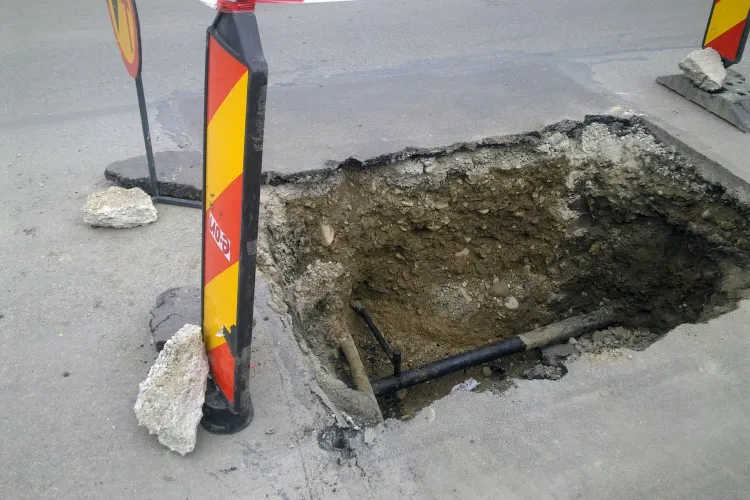 E-ON Gaz a spart strada Intre-Lacuri de doua ori in acelasi loc FOTO