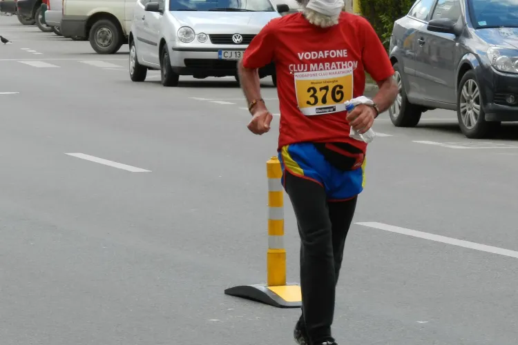 Vezi Imagini inedite de la Maratonul Clujului cu alergatorul de 79 de ani FOTO