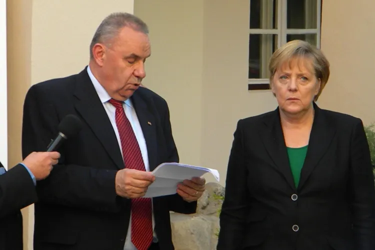 Angela Merkel facea drumetii cu rucsacul in spate in Fagaras si Mamaia