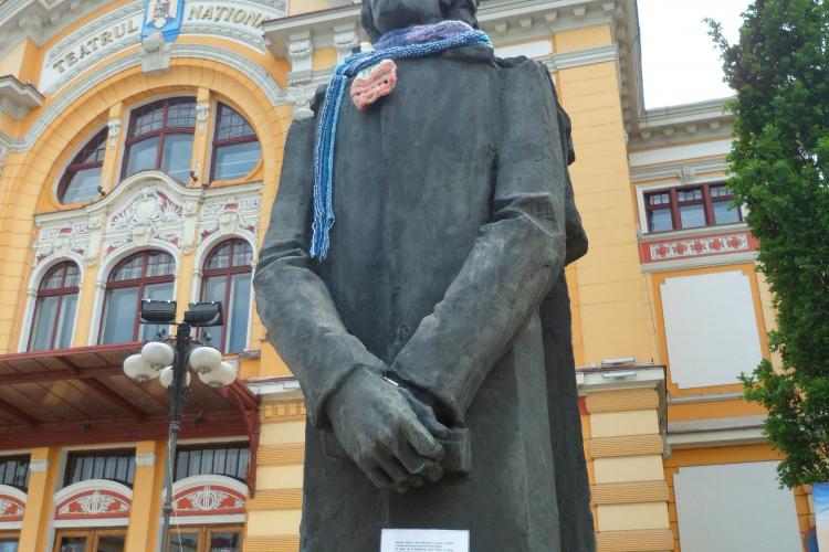 Caciuli si fulare pe statuia lui Mihai Eminescu si Lucian Blaga, de la Teatrul National FOTO si VIDEO