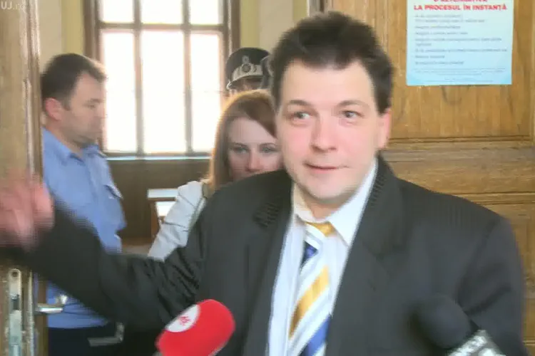 Marius Leontiuc, care a înșelat cu un milion de euro peste 100 de oameni, huiduit de pagubiti la Curtea de Apel Cluj VIDEO