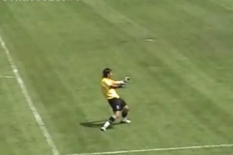 Cum instiga Mircea Bornescu suporterii la un meci Petrolul - Universitatea Craiova, in 2006 VIDEO