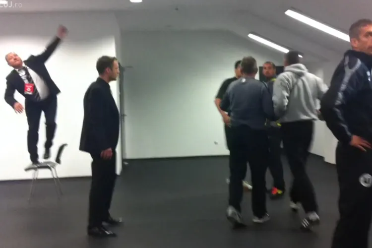 Imagini NEDIFUZATE de la U Cluj - CFR Cluj! Bornescu spumega, iar un oficial era cocotat pe un scaun VIDEO