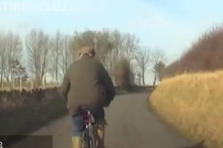 INCREDIBIL! O femeie alearga si bate un biciclist pentru ca era prea lent VIDEO