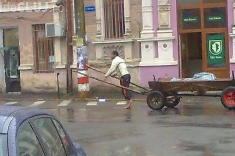 FOTO AMUZANT! Un barbat din Dej s-a "inhamat" la propria caruta, in lipsa unui cal