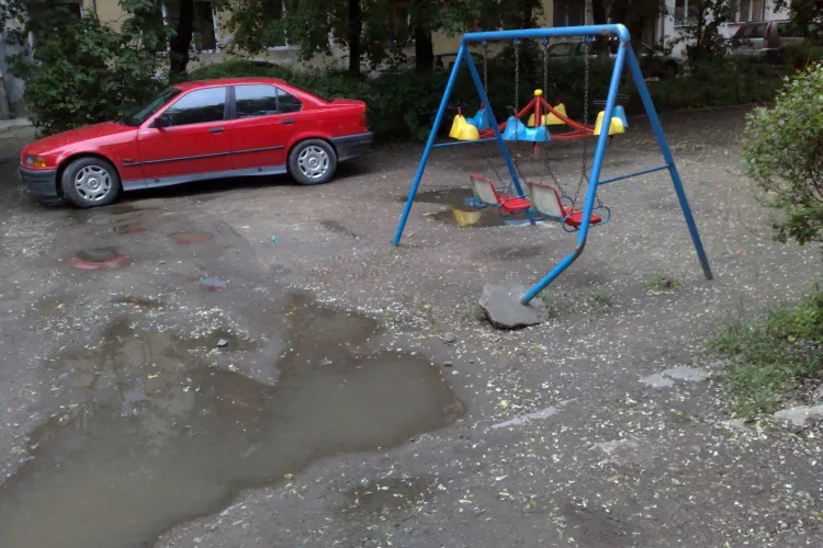 Parc de joaca in ruina pe strada Craiova! "Viiiin alegerile - cresc sperantele!?" FOTO