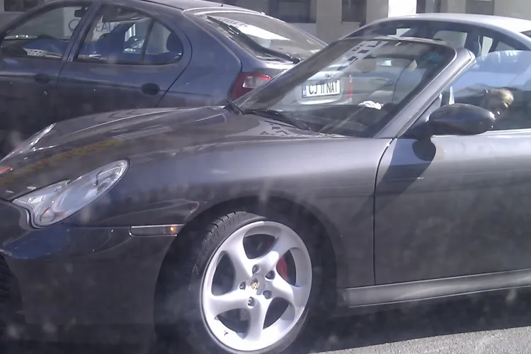 Sofer de PORSCHE parcheaza in strada in Piata Cipariu, pentru a intra la magazin FOTO si VIDEO