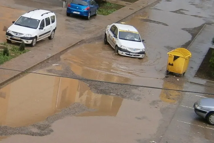 Dunarea, dupa fiecare ploaie, in Floresti, pe strada Sesul de Sus VIDEO
