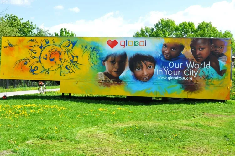 Caravana GlocalTour este la Iulius Mall - Cluj-Napoca este primul oras unde poposeste caravana GlocalTour