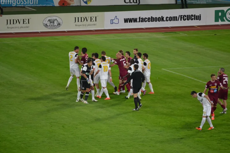 Vezi de ce a oprit arbitrul Tudor meciul U Cluj - CFR Cluj! Jandarmii au spus ca partida poate continua EXCLUSIV