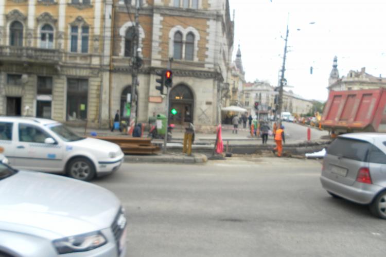 Pietonii sunt nevoiti sa treaca printr-un sant pentru a trece strada Baritiu STIREA CITITORULUI VIDEO