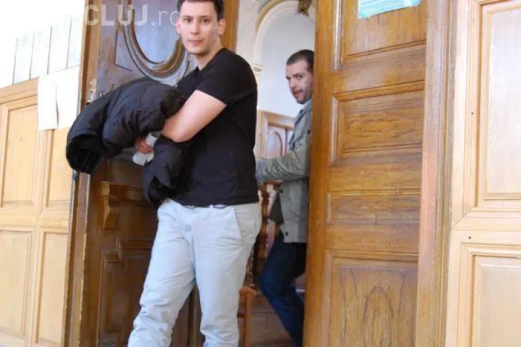 Un olandez care a "tepuit" 500 de angajati Boeing, retinut la Cluj si extradat in SUA! A facut greva foamei in arestul IPJ 