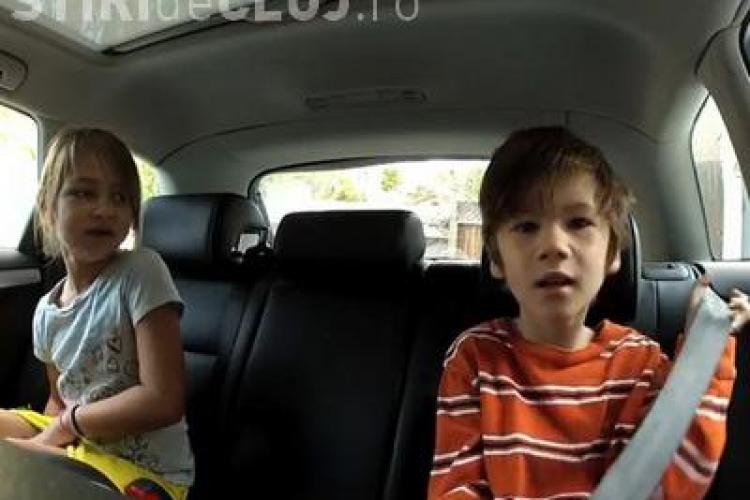 Asculta melodia pe care copiii canta si danseaza chiar si in masina VIDEO