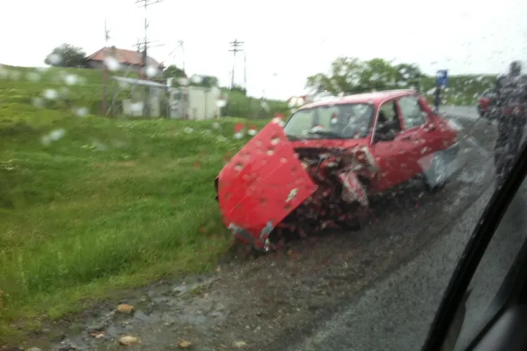 Accident la Mociu! O masina rasturnata a fost lovita de un alt sofer FOTO