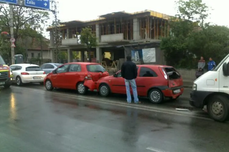 Accident in lant pe Traian Vuia. Patru masini implicate FOTO si VIDEO
