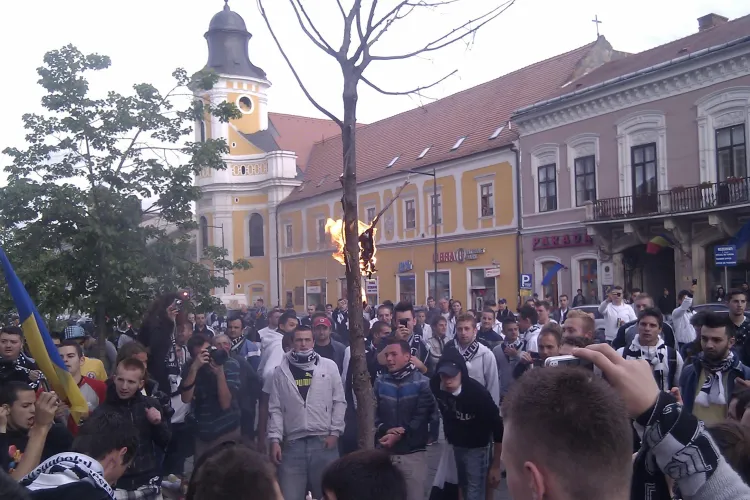 Suporterii U Cluj au dat foc unui fular al CFR Cluj, pe Bulevardul Eroilor VIDEO si FOTO