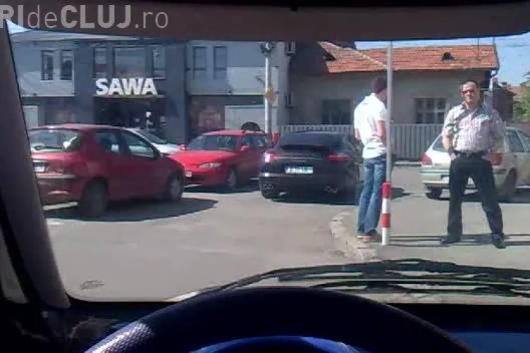 Smecher cu Porsche! A oprit in strada, blocand o intersectie VIDEO si FOTO