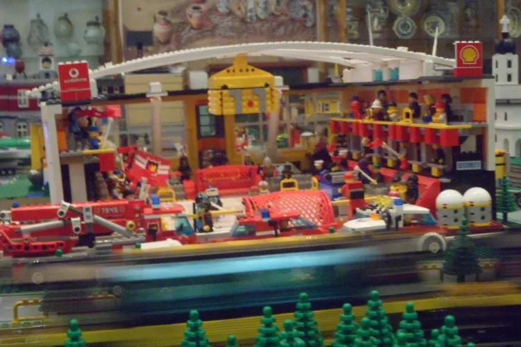 Expozitie de LEGO la Muzeul Etnografic Cluj FOTO