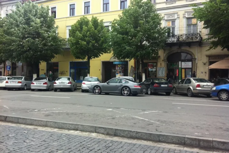 Asa se parcheaza un Porsche la Cluj-Napoca: IN PLINA STRADA - FOTO