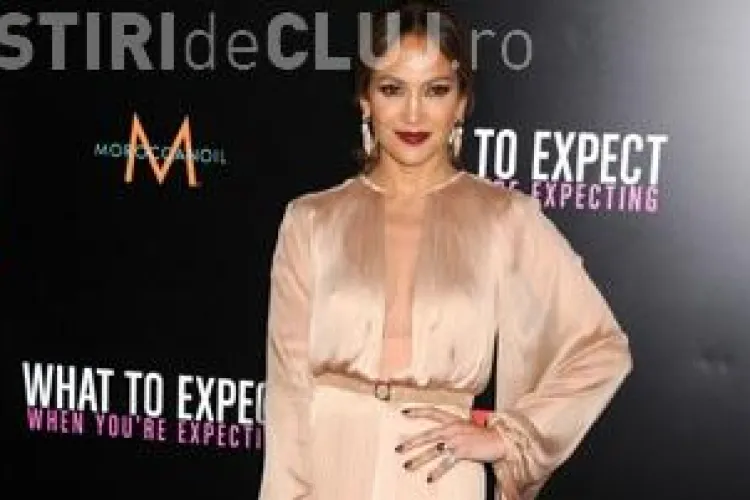 Jennifer Lopez, imbracata de un designer roman la premierea noului ei film FOTO