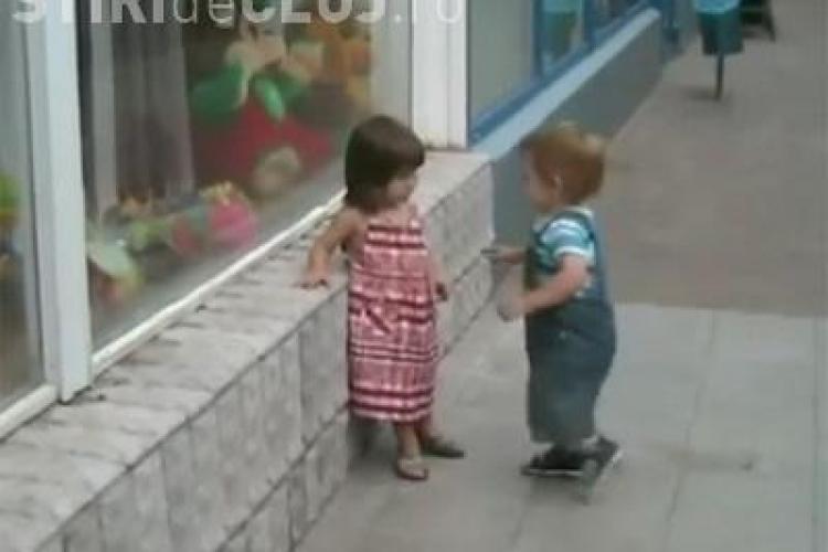 Video SENZATIONAL! Cum incearca un baietel sa cucereasca o fetita si care este reactia ei