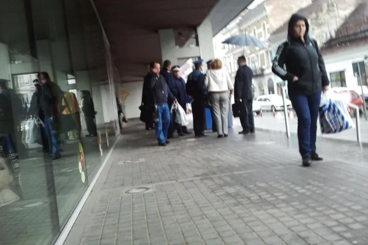 A vrut sa-si scoata bani de la un bancomat mobil si i-a ramas cardul blocat FOTO