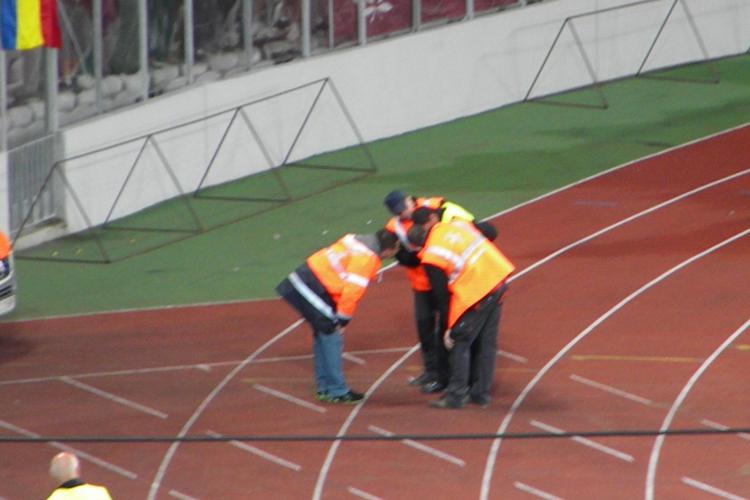 O petarda aruncata din galeria CFR Cluj a explodat in fata unui steward de pe Cluj Arena FOTO
