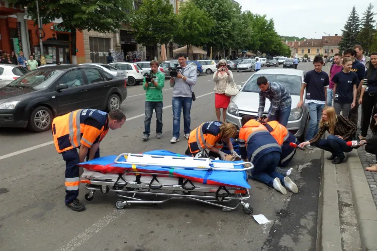 Accident simulat in Piata Unirii! Un copil a fost lovit de o masina VIDEO