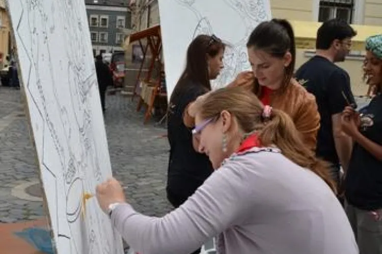 Picturi gigant realizate de peste 100 de clujeni de Saptamana Nationala a Voluntariatului FOTO