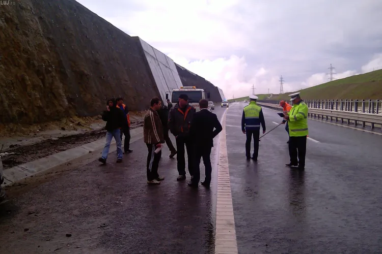 Accident pe Autostrada Transilvania! Un BMW X6 s-a facut praf, dupa ce a planat pe carosabilul umed