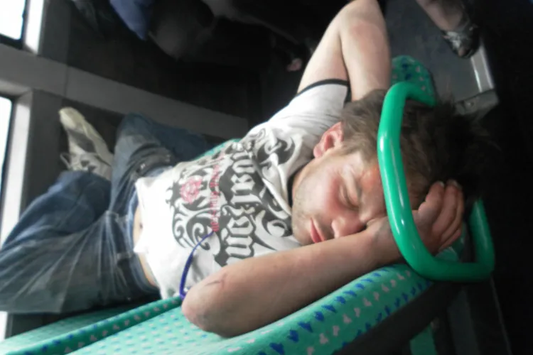 DJ Tarzan doarme in autobuz si enerveaza pensionarele de pe linia 32B FOTO