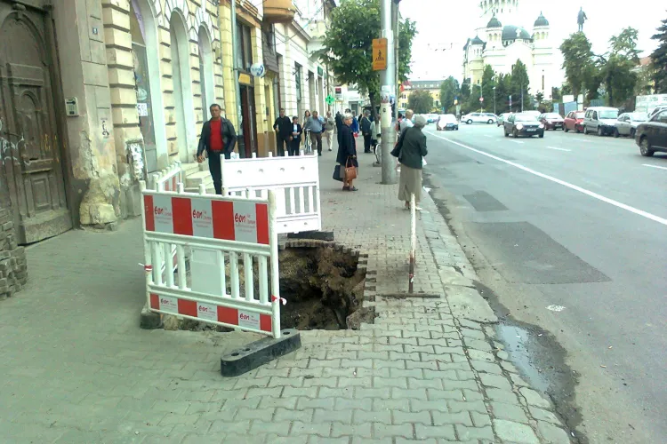 E.ON Gaz sparge acum trotuarele din Piata Stefan cel Mare FOTO
