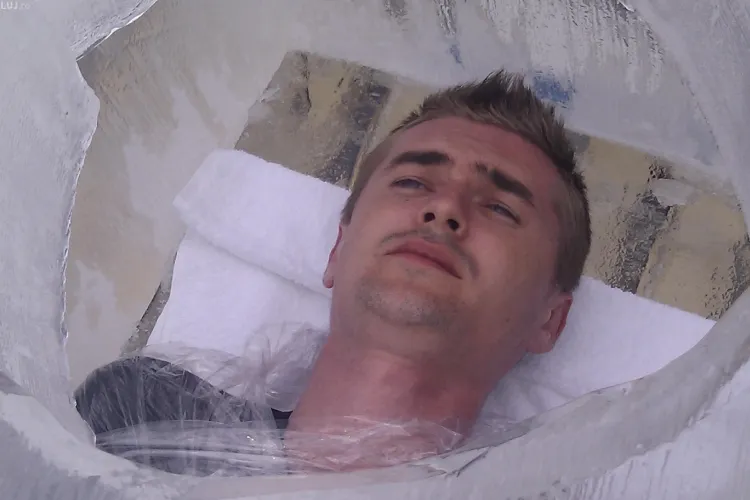 Cristian Gog a stat 3 ore fix in "sicriul de gheata". ESTE RECORD MONDIAL. IMAGINI SENZATIONALE!