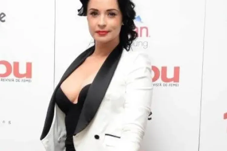 Andreea Marin Banica a aparut cu un decolteu SPECTACULOS la o petrecere mondena 